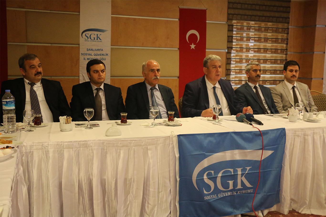 "Sigortalı çalıştığın zaman Yeşil Kart'ın iptal edilmiyor" "Sigortalı çalıştığın zaman Yeşil Kart'ın iptal edilmiyor"